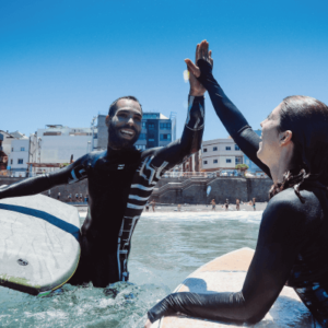 Aprende inglés mientras practicas surf en Gran Canaria