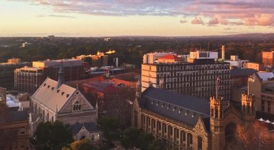 Vista da paisagem urbana e do edifício da Universidade de Adelaide durante o pôr do sol