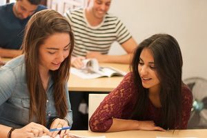 Estudantes aprendem línguas no Language Campus