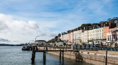 Cobh, Irlandia - 9 listopada 2017 r.: Nabrzeże Cobh w słoneczny poranek. Cobh to malownicze irlandzkie miasteczko niedaleko Cork