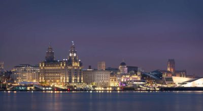 Die Stadt Liverpool, UK bei Nacht