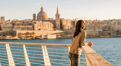 Widok na panoramę miasta Valletta na Malcie, kolorowy balkon domu na Malcie. Miasto Valletta, młoda Azjatka odwiedza Maltę podczas wakacji