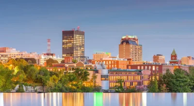 Manchester, New Hampshire, USA. Panorama rzeki Merrimack o zmierzchu.
