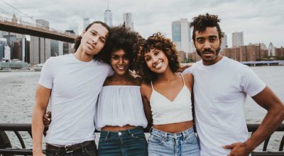 Grupo de amigos a passar tempo juntos na cidade de Nova Iorque