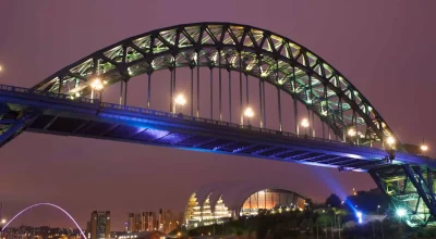 Widok na most Tyne w nocy, Newcastle upon Tyne, Wielka Brytania
