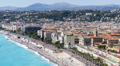 Vista da cidade com a linha costeira e a praia, Nice, Cote d'Azur, França