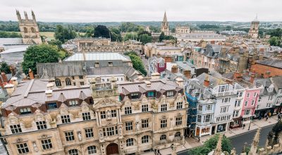 Oxford, UK - 12 août 2015 : Vue en plongée de la High Street d'Oxford par temps nuageux. Vue depuis l'église de l'université. Gargouille au premier plan