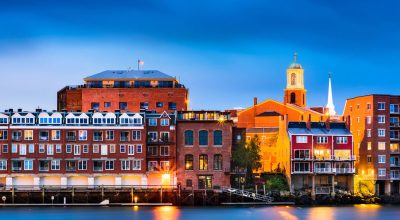 Horizonte da cidade de Portsmouth, New Hampshire, EUA, sobre o rio Piscataqua.