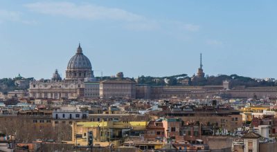 Paisagem urbana de Roma e Basílica de São Pedro no Vaticano