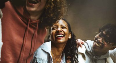 Jovens felizes a rirem-se juntos - Grupo de amigos multirraciais a divertirem-se na rua da cidade - Estudantes mestiços a conviverem juntos - Amizade, comunidade, juventude, conceito universitário