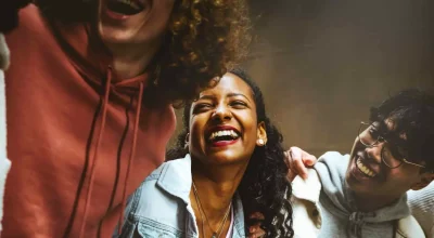 Szczęśliwi młodzi ludzie śmiejący się razem - Grupa przyjaciół różnych ras bawi się na ulicy miasta - Studenci różnych ras spędzają razem czas - Przyjaźń, społeczność, młodość, koncepcja uniwersytetu