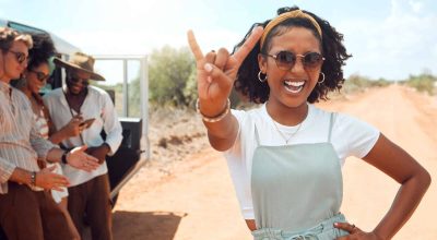 Portrait d'une femme heureuse lors d'un voyage en voiture avec des amis, d'une aventure avec un camion à Sydney et d'un voyage vers le rock m.