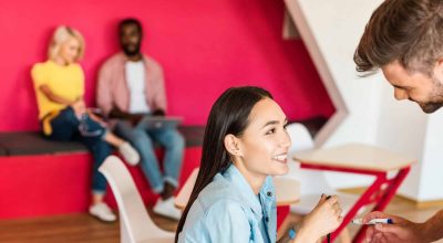 jeunes étudiants heureux d'étudier ensemble à l'université