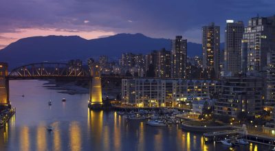 Yaletown e a ponte Burrard em False Creek, na cidade de Vancouver, Colúmbia Britânica, no Canadá.