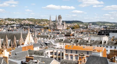 Widok z lotu ptaka na miasto Rouen w słoneczny dzień w Normandii we Francji