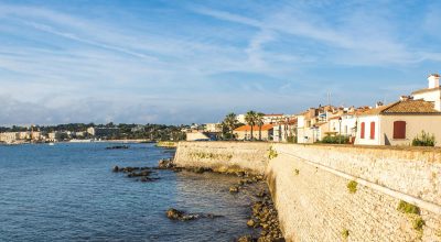 Muralhas da cidade de Antibes ao nascer do sol, Provença-Alpes-Côte d'Azur, Sul de França, Europa