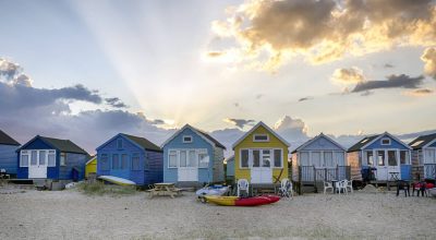 Cabanas de praia em Hengistbury Head, perto de Bournemouth, em Dorset