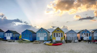 Domki plażowe na Hengistbury Head niedaleko Bournemouth w Dorset