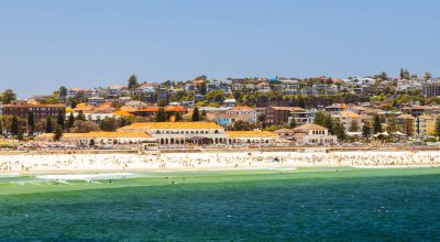 SYDNEY, AUSTRÁLIA - 05 DE DEZEMBRO 2023: Vista geral da praia em direção a Bondi Beach e Bondi Pavilion num dia quente de verão em Sydney, Nova Gales do Sul, Austrália