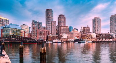 Boston, Massachusetts, EUA, linha do horizonte da cidade no porto.