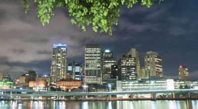 Reflexo da linha do horizonte de Brisbane no rio Brisbane à noite, Queensland, Austrália, Australásia