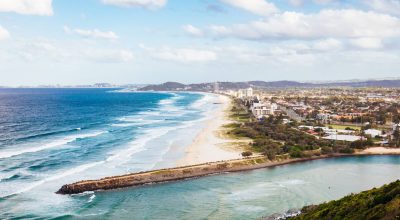 Vista para sul a partir do miradouro de Tumgun, no Burleigh Head National Park, num dia quente de primavera em Gold Coast, Queensland, Austrália