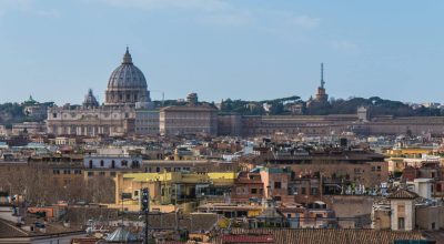 Paisagem urbana de Roma e Basílica de São Pedro no Vaticano