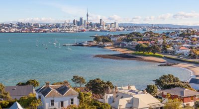 Uma vista de Devonport e do horizonte da cidade de Auckland a partir de North Head.