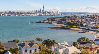 Blick von North Head auf Devonport und die Skyline von Auckland.