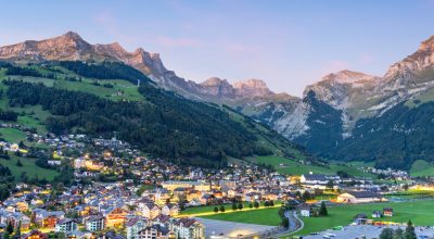 Engelberg, Suíça, nos Alpes, ao crepúsculo.