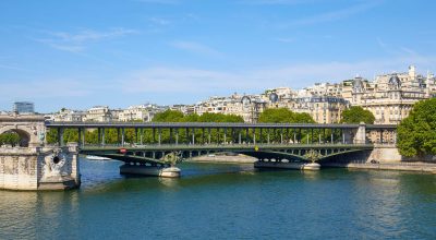 Vue du célèbre pont Bir Hakeim et de la Seine lors d'une journée d'été ensoleillée à Paris, France