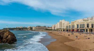 La Grande Plage i jej słynna promenada w Biarritz w południowo-wschodniej Francji
