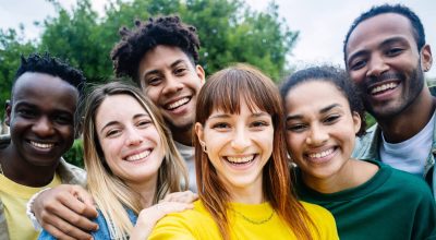 Grupo jovem e feliz de diversos amigos estudantes a divertirem-se juntos na cidade. Pessoas da geração do milénio a tirar um retrato selfie durante as férias de viagem. Estilo de vida jovem e conceito de amizade