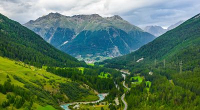 Rivière Inn coulant dans la forêt en Suisse. Vue aérienne depuis un drone sur une rivière bleue dans les montagnes.