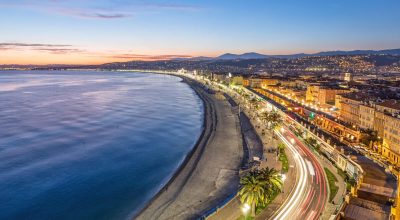 Passeio marítimo e Costa Azul ao anoitecer em Nice, França