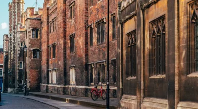 Cambridge, Cambridgeshire, Wielka Brytania – 1 czerwca 2022 r.: Ulice w centrum miasta w pobliżu Queens College i jego wejścia