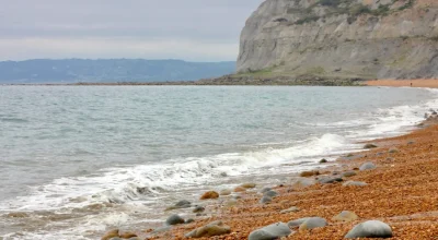plaża-kamienna-w-anglii-2023-11-27-05-28-24-utc