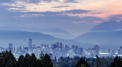 Horizonte de Vancouver ao anoitecer, visto do Queen Elizabeth Park, Colúmbia Britânica, Canadá