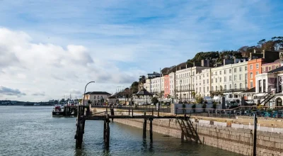 Cobh, Irlandia - 9 listopada 2017 r.: Nabrzeże Cobh w słoneczny poranek. Cobh to malownicze irlandzkie miasteczko niedaleko Cork