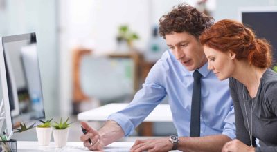 Jeunes professionnels discutant de documents de travail.