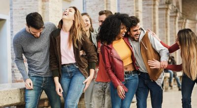 Jeunes amis s'amusant à l'université - L'accent est mis sur le visage de la femme africaine.